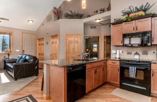 Estes Park Apartment | Mountain Retreat: Eagle Cliff Condo with Breakfast & Family Fun