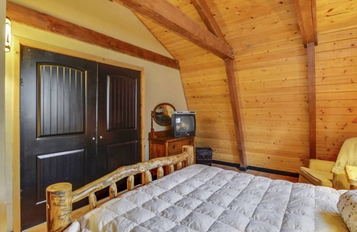 Duck Creek Village Cabin | Cozy Eagle Crest Cabin: Family-Friendly with Pool & Breakfast