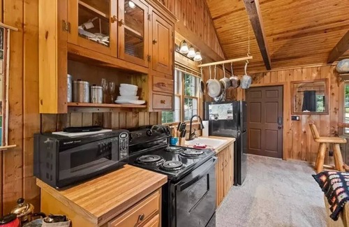 Eureka Springs Cabin | Relaxing Eagle Crest Cabin with Hot Tub & River Views