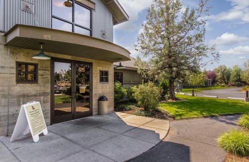Redmond Ski Chalet | Discover Eagle Crest Elegance: Family-Friendly Retreat