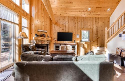 Redmond Ski Chalet | Family-Friendly Eagle Crest Chalet with Pool & Hot Tub