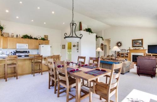 Redmond House | Relaxing Eagle Crest Nature Retreat with Pool & Hot Tub