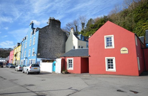 Tobermory House | Comfortable Eagle Ensuite Room for Family Getaways