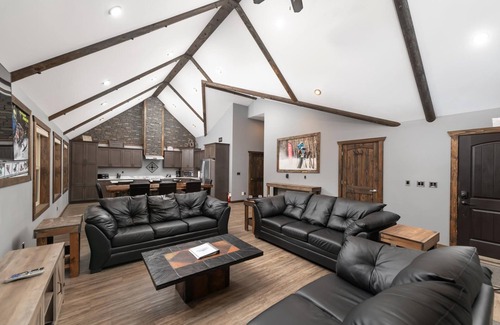 Valemount House | Elevated Stay at Eagle Nest - Family-Friendly Retreat