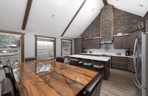 Valemount House | Elevated Stay at Eagle Nest - Family-Friendly Retreat
