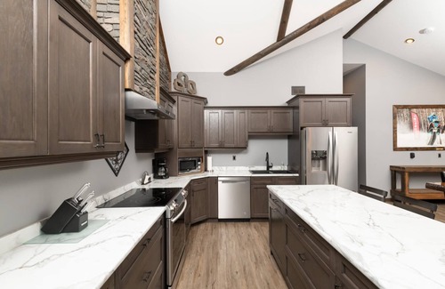 Valemount House | Elevated Stay at Eagle Nest - Family-Friendly Retreat