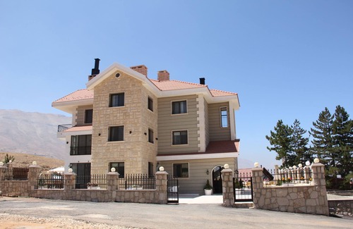 Al Arz Ski Chalet | Eagle Nest - Duplex Apartment with Pool & Breakfast