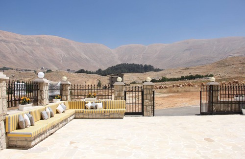 Al Arz Ski Chalet | Eagle Nest - Duplex Apartment with Pool & Breakfast