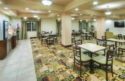 Pecos Hotel | Discover Holiday Inn Express & Suites Pecos with Pool Access