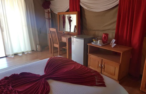 Ikopeleng House | Welcoming Eagle Ranch Lodge with Pool & Pet-Friendly Rooms