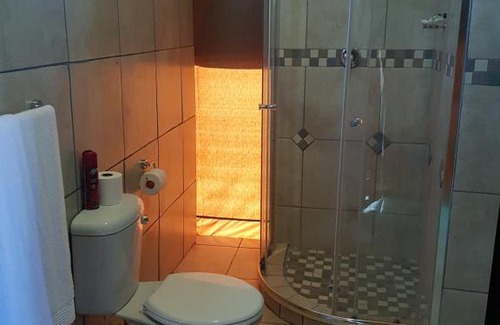 Ikopeleng House | Welcoming Eagle Ranch Lodge with Pool & Pet-Friendly Rooms