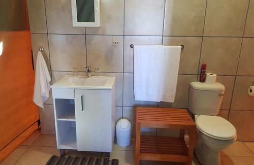 Ikopeleng House | Welcoming Eagle Ranch Lodge with Pool & Pet-Friendly Rooms