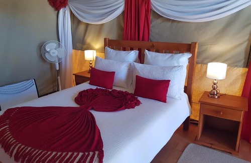 Ikopeleng House | Welcoming Eagle Ranch Lodge with Pool & Pet-Friendly Rooms