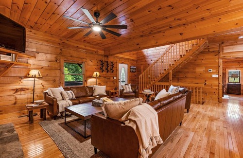 Banner Elk House | Relax at Eagle Ridge Falls: Hot Tub & Pet Friendly Amenities