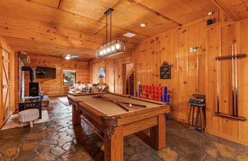Banner Elk House | Relax at Eagle Ridge Falls: Hot Tub & Pet Friendly Amenities