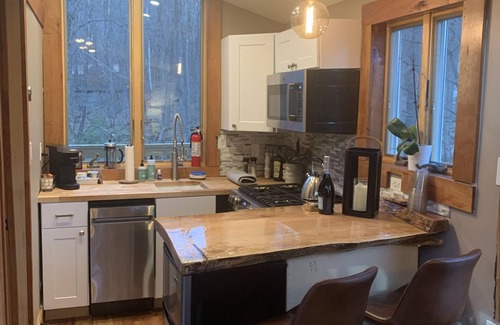 Stockbridge House | Eco-Friendly Eagle Ridge Treehouse with Spa and Hot Tub
