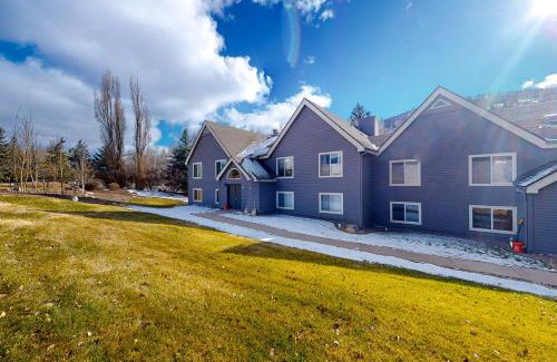 Edwards Apartment | Family-Friendly Eagle River Escape: Nature Awaits You!