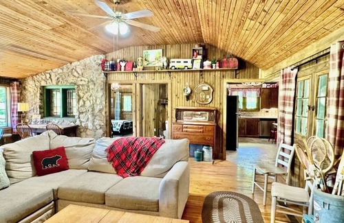 Tahlequah Cabin | Scenic Eagle Rock Cabin with Illinois River Access