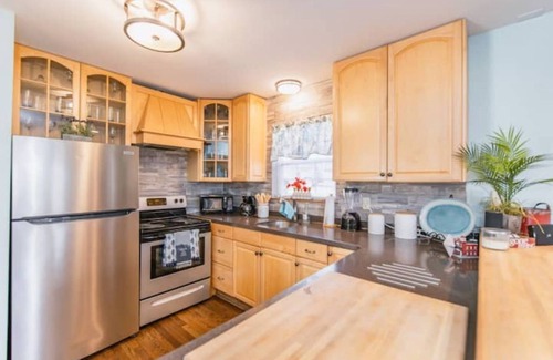 Nancy House | Serene Eagle's Cliff at Lake Cumberland with Pool & Breakfast!