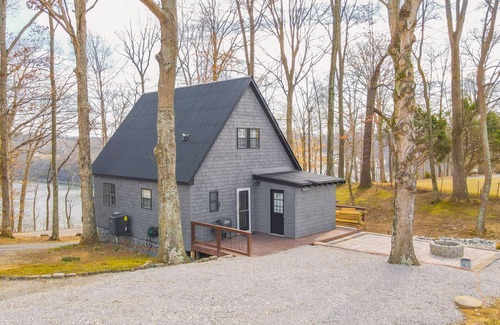 Nancy House | Serene Eagle's Cliff at Lake Cumberland with Pool & Breakfast!