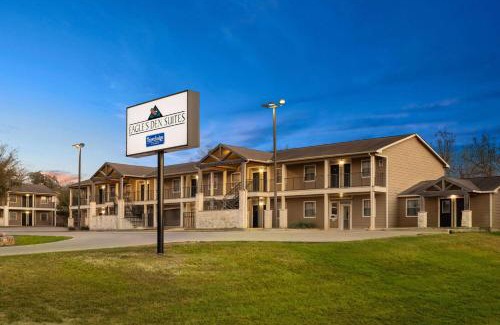 Three Rivers Hotel | Discover Eagle's Den: Pet-Friendly Retreat in Three Rivers