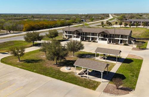 Three Rivers Hotel | Discover Eagle's Den: Pet-Friendly Retreat in Three Rivers