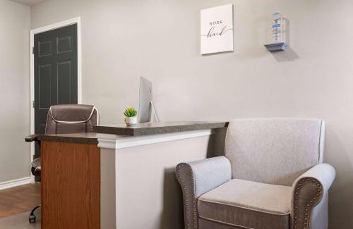 Three Rivers Hotel | Discover Eagle's Den: Pet-Friendly Retreat in Three Rivers