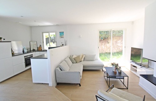 La Seyne-sur-Mer House | Experience Eagle's Eyrie: Top-Rated Pool and Spa Retreat
