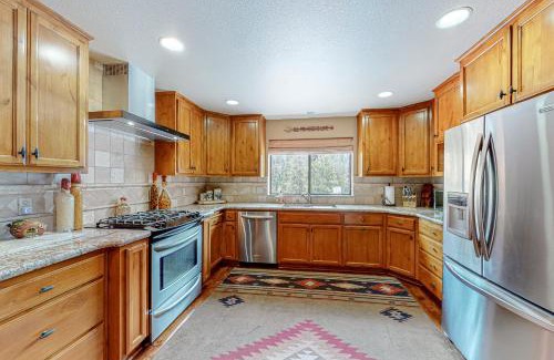 Lakeshore Apartment | Family-Friendly Stay at Eagle's Nest Condo #81