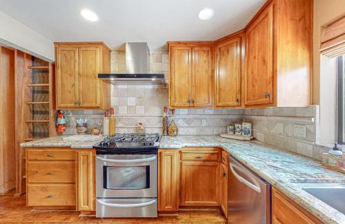Lakeshore Apartment | Family-Friendly Stay at Eagle's Nest Condo #81