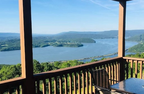 Bryant Cabin | Experience Eagle's Nest: Breathtaking Views & Hot Tub Retreat