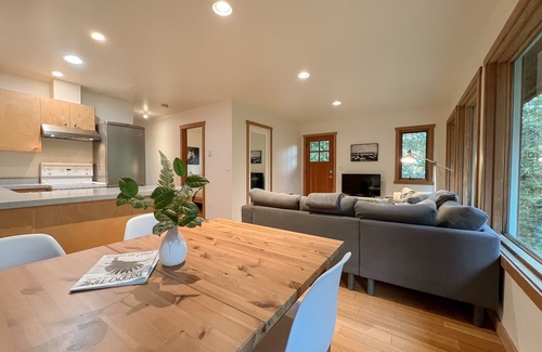 Tofino House | Tranquil Eagle's Nest: Inlet & Forest Views by Downtown