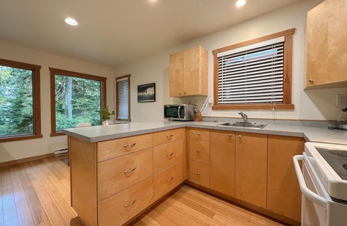 Tofino House | Tranquil Eagle's Nest: Inlet & Forest Views by Downtown