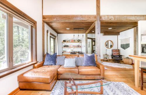 Mount Hood Village House | Unwind at Eagle's Perch: Pet-Friendly with Hot Tub Bliss