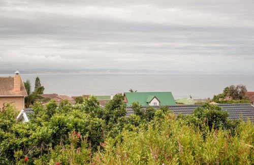 Wavecrest Apartment | Experience Eagle's Sea-view: Family-Friendly Getaway