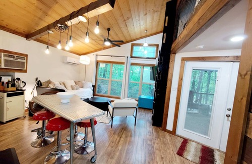 Monteagle Cabin | Discover Eagle Treehouse: Hot Tub, Fireplace & Firepit!