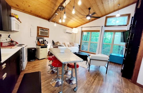 Monteagle Cabin | Discover Eagle Treehouse: Hot Tub, Fireplace & Firepit!