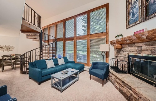 Eagle-Vail Condo | Eagle-Vail Charmer! Ski, Golf, Summer Pool Minutes to the Resorts!