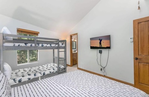 Eagle-Vail Condo | Eagle-Vail Charmer! Ski, Golf, Summer Pool Minutes to the Resorts!