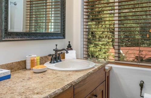 Eagle-Vail Condo | Eagle-Vail Charmer! Ski, Golf, Summer Pool Minutes to the Resorts!