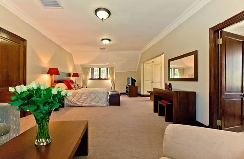 Botha's Hill Bed & Breakfast | Elegant Eagle Wind Manor: 4-Star Stay with Pool & Breakfast