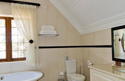 Botha's Hill Bed & Breakfast | Elegant Eagle Wind Manor: 4-Star Stay with Pool & Breakfast