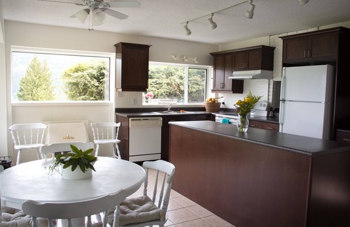 Blind Bay House | Eagles Bliss: Relax by the Bay with Spa and Ocean Views