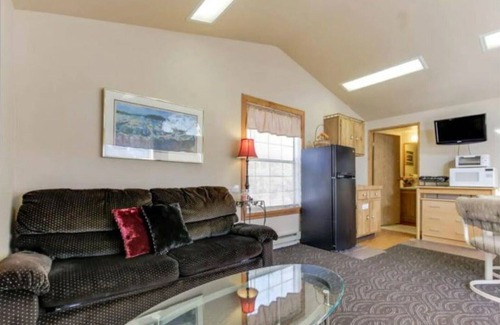 Bayview House | Serene Hillside Lake View Cabin with Breakfast & Kitchen