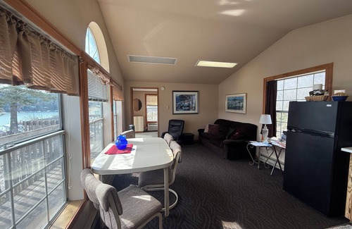 Bayview House | Serene Hillside Lake View Cabin with Breakfast & Kitchen