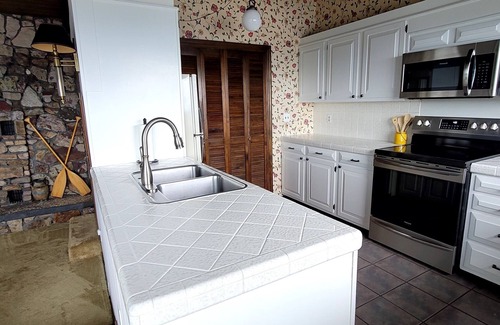 Fackler House | Scenic Eagles Nest: Breathtaking Mountain & River Views