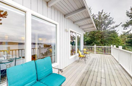 Diamond Point House | Unforgettable Eagles' Oceanview: Pet & Child-Friendly Retreat