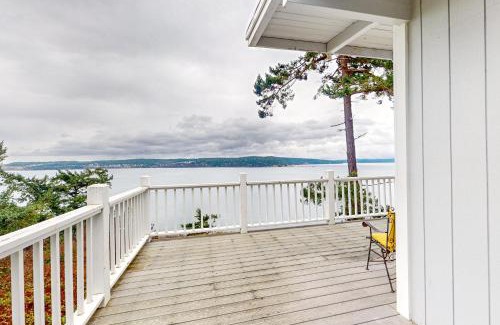Diamond Point House | Unforgettable Eagles' Oceanview: Pet & Child-Friendly Retreat