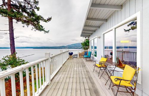 Diamond Point House | Unforgettable Eagles' Oceanview: Pet & Child-Friendly Retreat