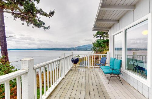 Diamond Point House | Unforgettable Eagles' Oceanview: Pet & Child-Friendly Retreat